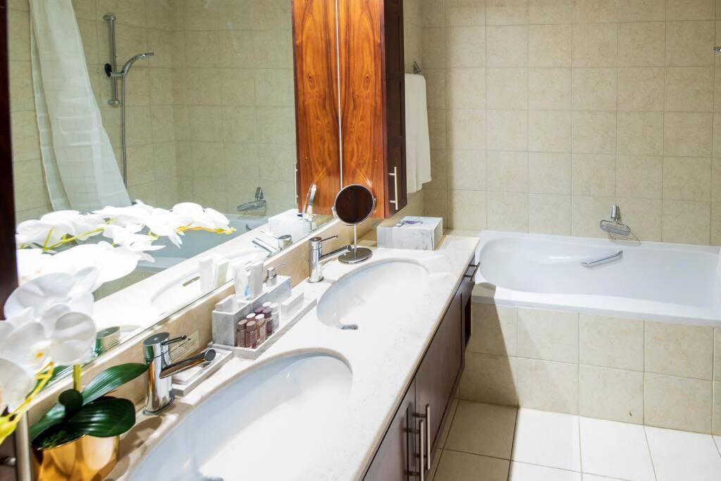First Class 2Br With Full Burj Khalifa And Fountain View Dubai Esterno foto